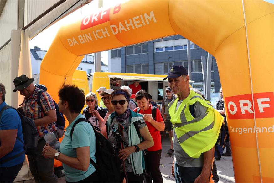 1.200 Beine unterwegs von „Jubilarin“ zu „Jubilarin“ und flotte Sohlen