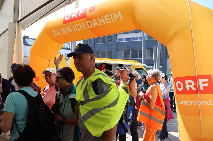 1.200 Beine unterwegs von „Jubilarin“ zu „Jubilarin“ und flotte Sohlen