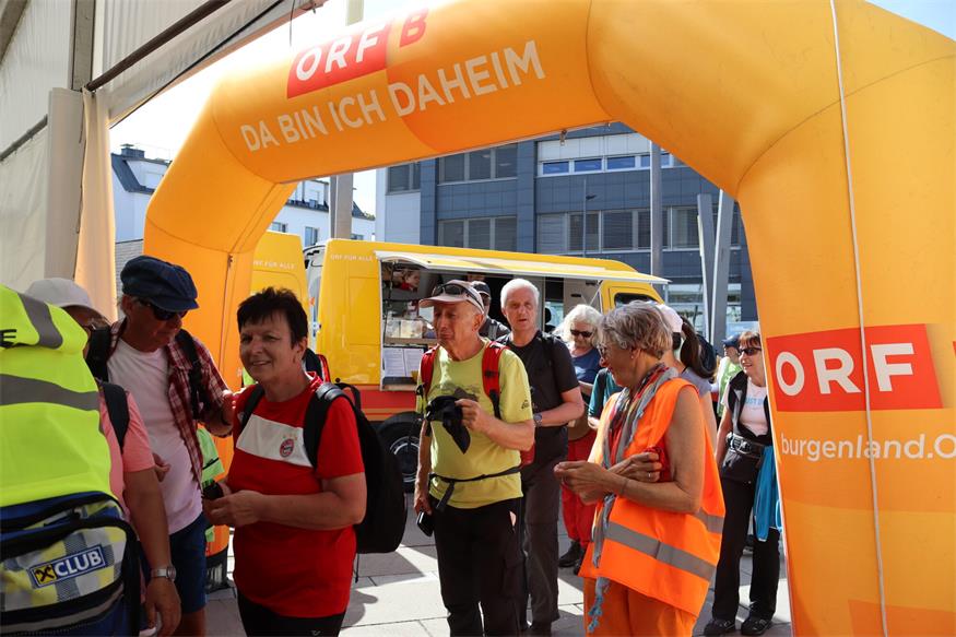 1.200 Beine unterwegs von „Jubilarin“ zu „Jubilarin“ und flotte Sohlen