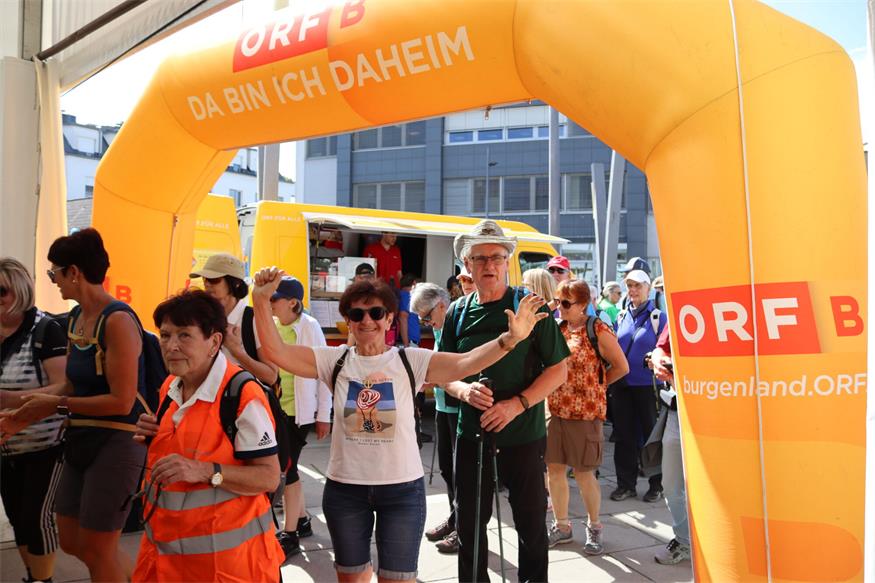 1.200 Beine unterwegs von „Jubilarin“ zu „Jubilarin“ und flotte Sohlen
