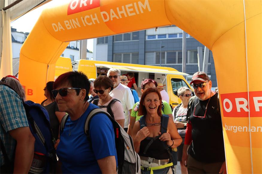 1.200 Beine unterwegs von „Jubilarin“ zu „Jubilarin“ und flotte Sohlen