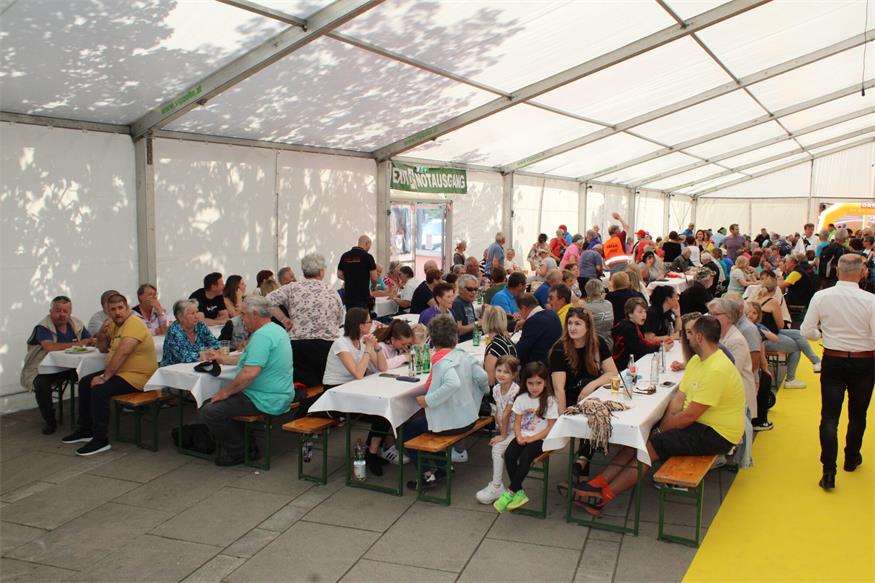 1.200 Beine unterwegs von „Jubilarin“ zu „Jubilarin“ und flotte Sohlen