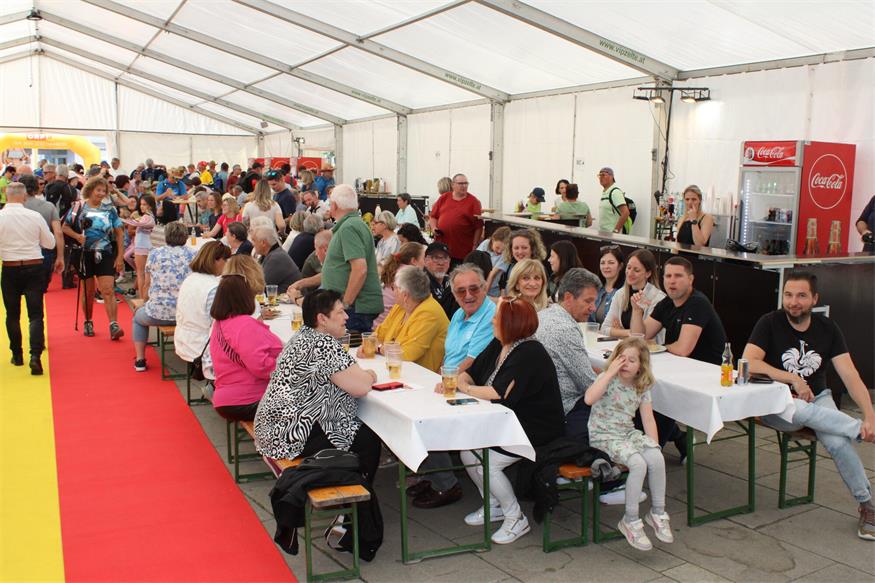 1.200 Beine unterwegs von „Jubilarin“ zu „Jubilarin“ und flotte Sohlen