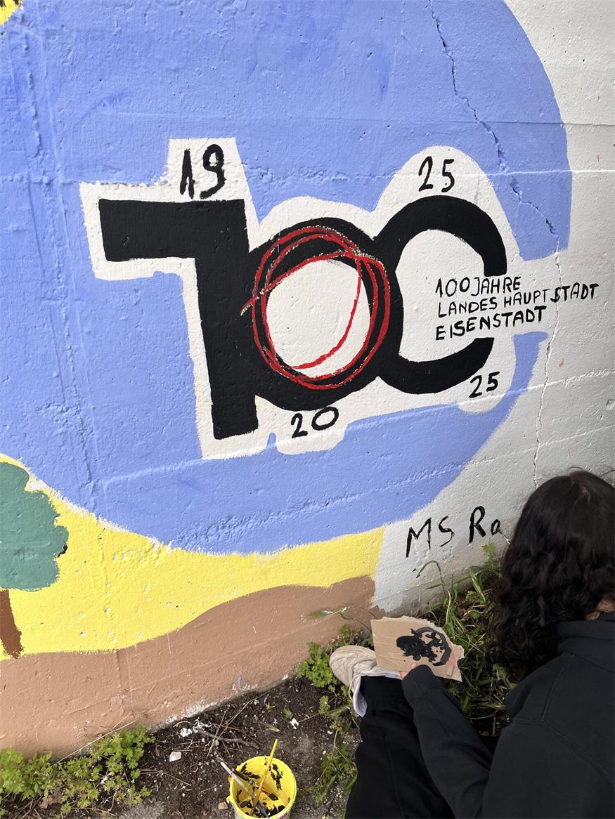 Rosental-Schüler bemalen 15-Meter-Mauer für 100 Jahre Eisenstadt