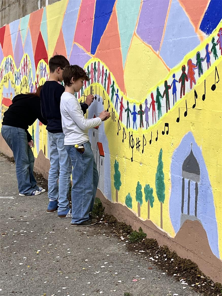 Rosental-Schüler bemalen 15-Meter-Mauer für 100 Jahre Eisenstadt