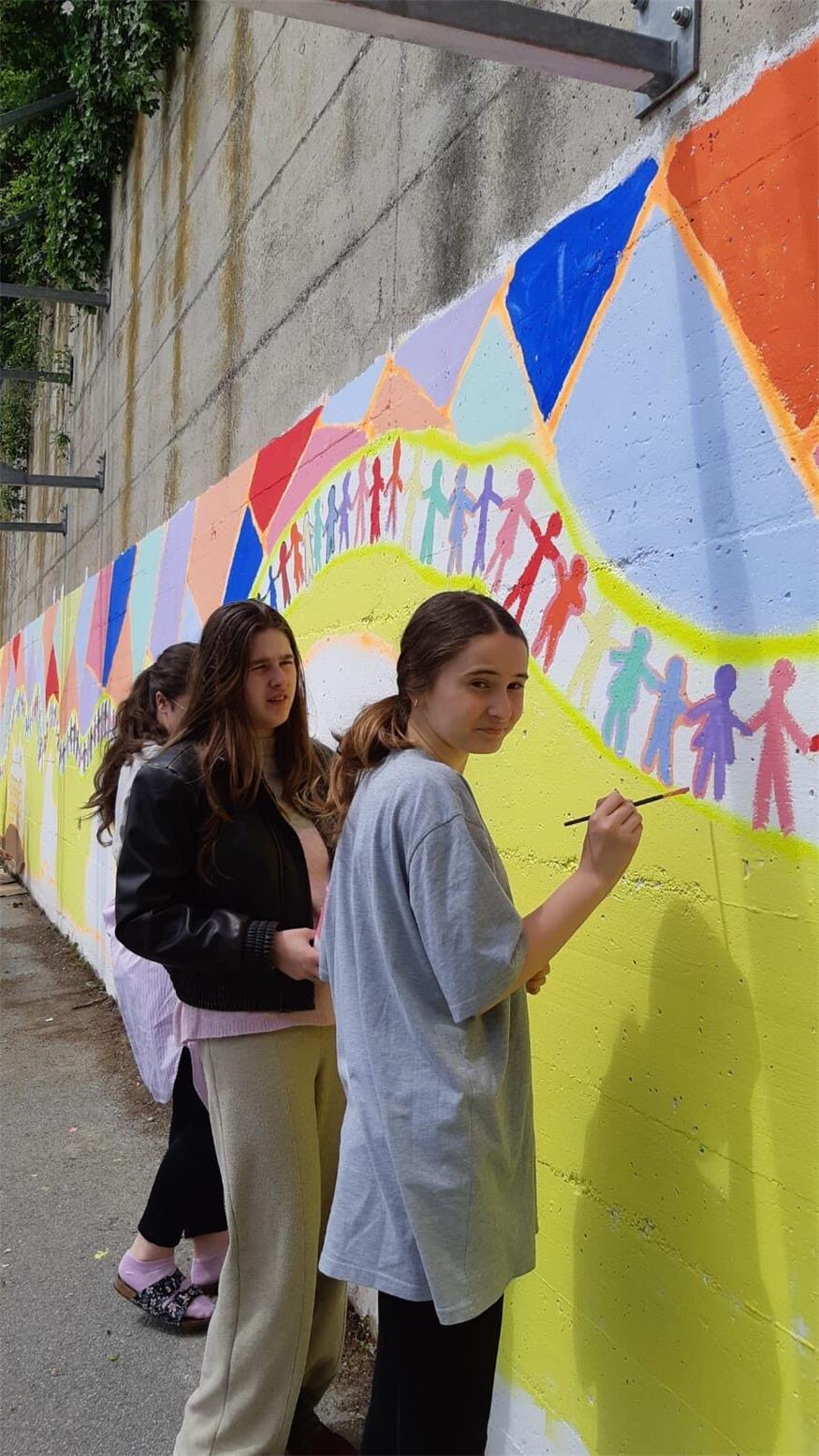 Rosental-Schüler bemalen 15-Meter-Mauer für 100 Jahre Eisenstadt