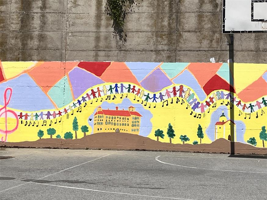 Rosental-Schüler bemalen 15-Meter-Mauer für 100 Jahre Eisenstadt