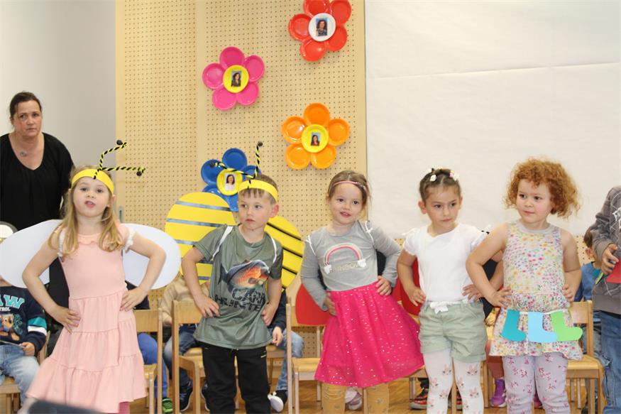 Abschiedsständchen für „Tante Luci“ vom Kindergarten Steinberg-Dörfl
