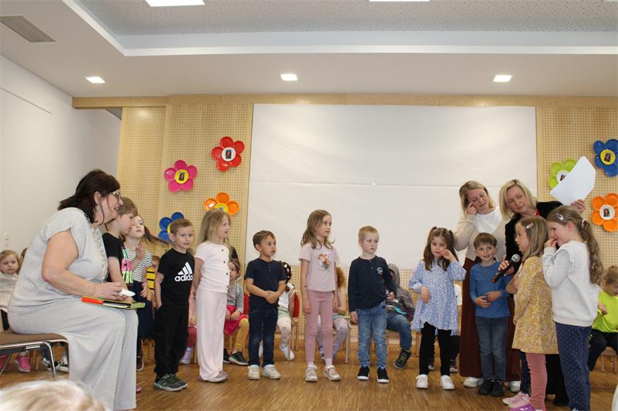 Abschiedsständchen für „Tante Luci“ vom Kindergarten Steinberg-Dörfl