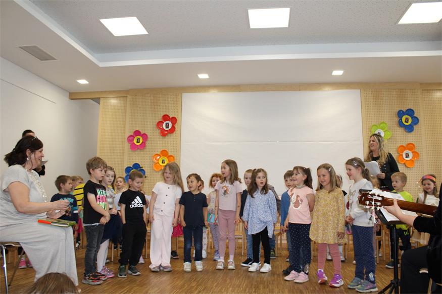 Abschiedsständchen für „Tante Luci“ vom Kindergarten Steinberg-Dörfl