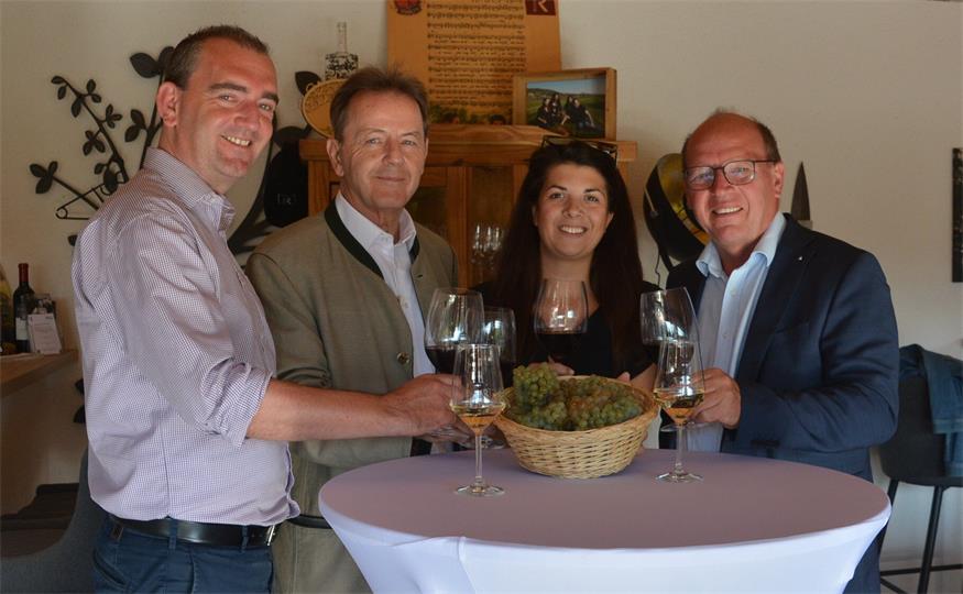 Wein Burgenland-Obmann Herbert Oschep, LK-Bgld.-Präsident Nikolaus Berlakovich und Weinbauverband-Präsident Andreas Liegenfeld (v.l.) sprachen auch mit Winzerin Anna Reichardt über die heurige Weinernte.