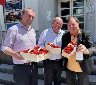 Wein Burgenland-Obmann Herbert Oschep, Weinbaupräsident Andreas Liegenfeld und Bürgermeister Matthias Weghofer vor dem Rathaus in Wiesen.  