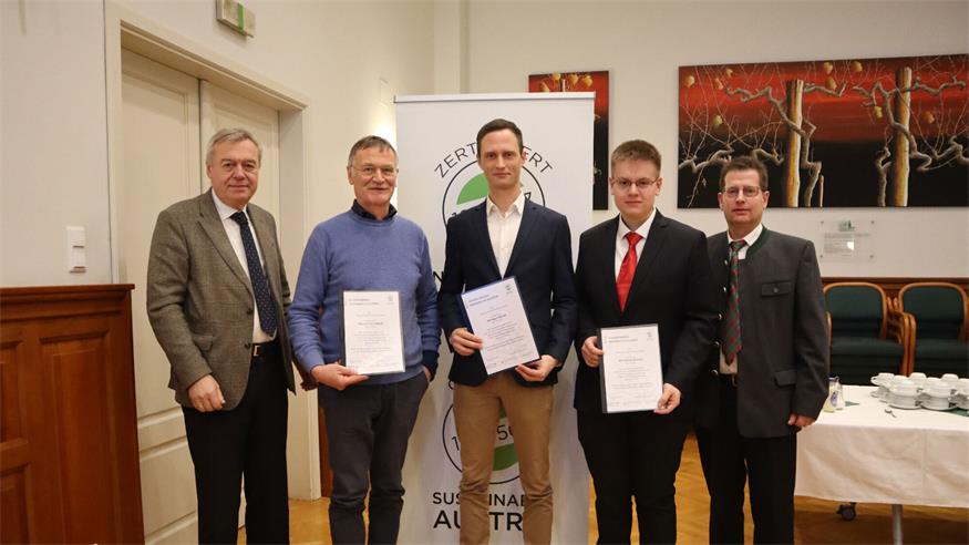 Weinbauverbands-Direktor Josef Glatt zeichnete die drei nachhaltigsten Weingüter Österreichs aus: Pepi Umathum (Weingut Umathum, Frauenkirchen), Konrad Mariel (Weingut Mariel, Wulkaprodersdorf), Lukas und Robert Waltner (Winzerhof Waltner, NÖ).