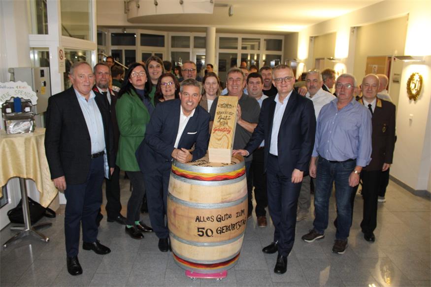 Weinfass als Geschenk. Die Gemeinderätinnen und Gemeinderäte rund um Vizebürgermeister Josef Thurner reihten sich in Ewald Bürgers Gratulantenschar ein.