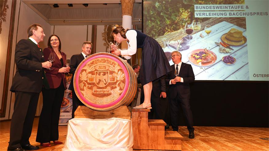 Weinkönigin Maria Liegenfeld hatte die Ehre als Erste den neuen Wein zu kosten.