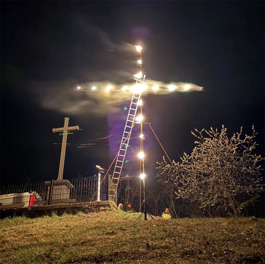 Weithin sichtbar leuchtete das brennende Kreuz.