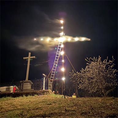 Weithin sichtbar leuchtete das brennende Kreuz.