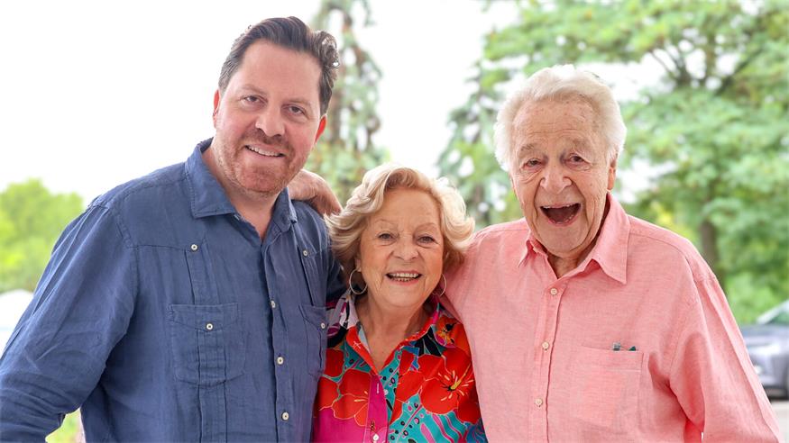 Welch wunderbares Familienfoto: Sohn Daniel, Mutter Ingeborg und Vater Harald Serafin.