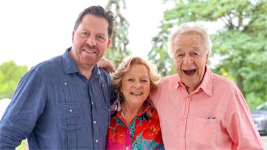 Welch wunderbares Familienfoto: Sohn Daniel, Mutter Ingeborg und Vater Harald Serafin.