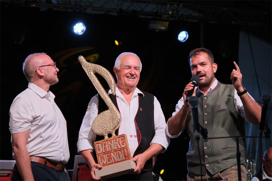 Wendi zusammen mit dem Golser Bürgermeister Kilian Brandstätter (r.) und dem Golser Amtsleiter Dieter Horvath (l.) bei seinem letzten Konzert auf dem Golser Volksfest im heurigen Jahr.