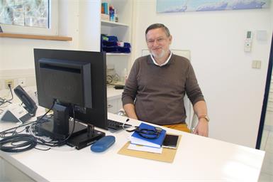 Wenn Wolfgang Ott nicht in seiner Arztpraxis ist, dann besucht er am liebsten seine Enkerl, unternimmt mit seiner Gattin Motorradtouren oder verbringt seine Zeit in der Natur mit Birdwatching.