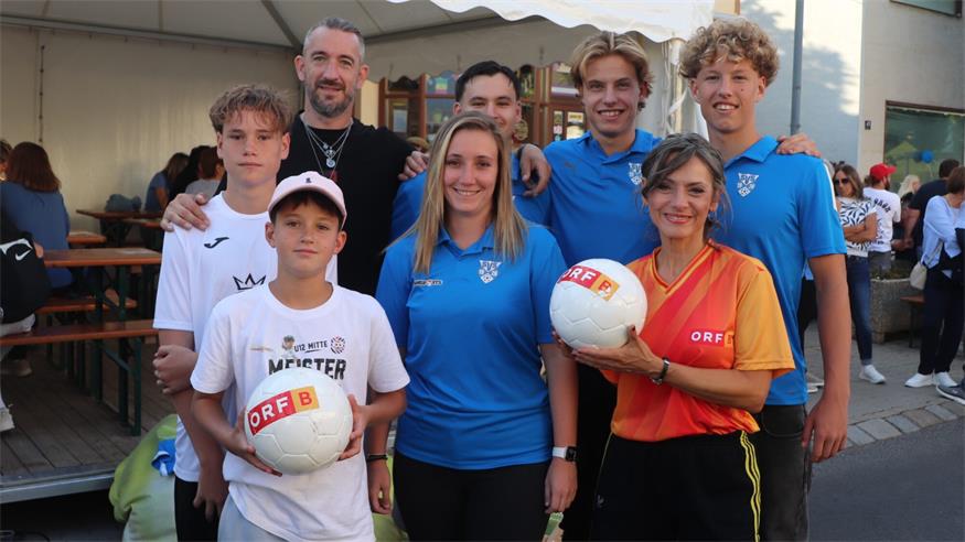 Wenn der SV Schattendorf zum Dorffest lädt und gleichzeitig das ORF-Burgenland-Sommerfest zu Gast ist, ist stets viel los: SV Schattendorf Obmann Alex Bernhardt und ORF-Wettermoderatorin Kristina Buconijc mit Henry, Leo, Yvonne, Sergej, Mateo und Niklas.
