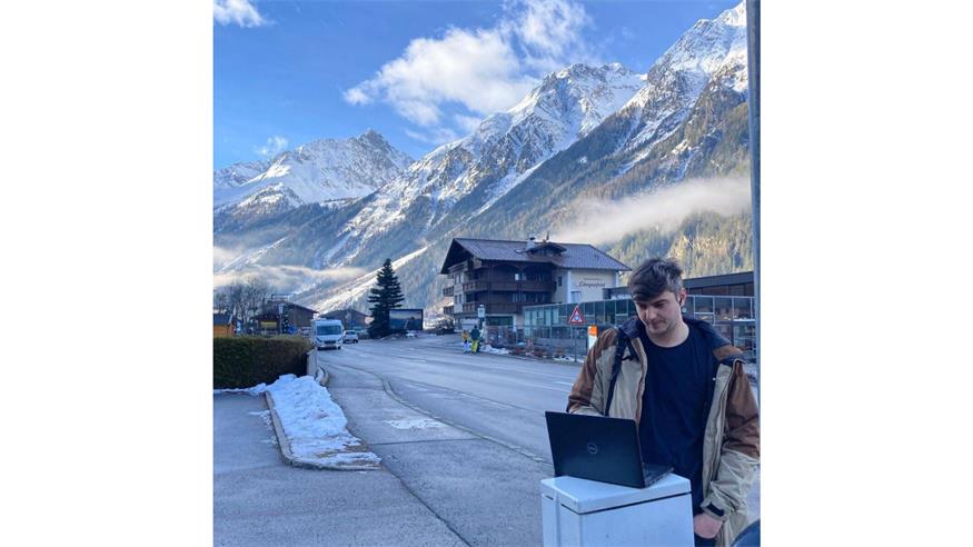 Wenn man seine Aufgabe als Online-Fuzzi ernst nimmt, muss man im Ernstfall immer und überall bereit sein, die Leser*innen möglichst schnell und korrekt mit den wichtigsten Informationen zu versorgen. Auch bei -10 Grad im Ötztal.