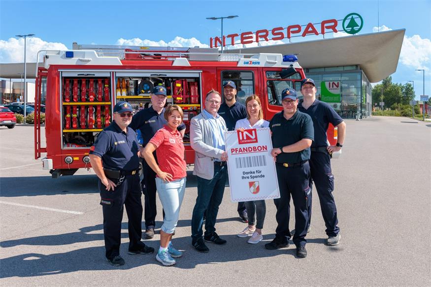 Pfand spenden, Feuerwehr helfen: INTERSPAR unterstützt FF Kleinhöflein