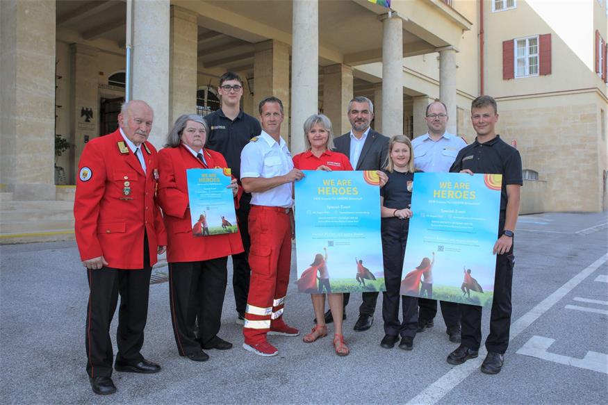 Werbung für junge Freiwillige (v.l.): Hans Moser, Landesleiter der Rettungshundebrigade, Rosa Moser, Felix Jelleschitz von der Feuerwehrjugend, Alexander Granitz von der Wasserrettung, Krystyna Sowula vom Jugendrotkreuz, Landesrat Heinrich Dorner, Maria Mitrovits von der Jugendfeuerwehr, Markus Wessely vom Landesfeuerwehrverband und Luca Schimetits (Jugendfeuerwehr). 