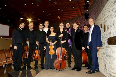Werner Glösl, Andreas Gabetta, Mario Stefano Pietrodarchi und Gerhard Krammer mit Ensemble. 