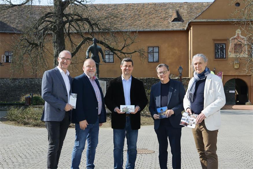 Werner Glösl, Béla Básthy, Pócza István Zoltán, Norbert Darabos und Gerhard Krammer besiegelten die grenzüberschreitende Kooperation.