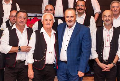 Werner Wendelin mit Landeshauptmann Hans Peter Doskozil und Musikern seiner Kapelle.