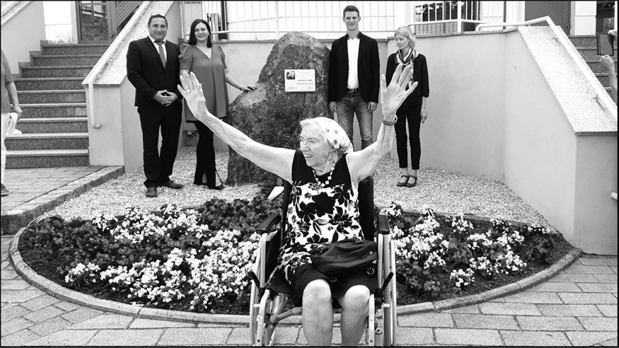 Widerstandskämpferin Käthe Sasso, hier in Klingenbach bei der Enthüllung des Denkmals für ihre Mitgefangene im KZ Ravensbrück, Hanna Sturm, verstarb am 14. April 2024 im Alter von 98 Jahren.