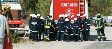 Wie die Großen: In Uniform und Helm nahmen die Jugendlichen an den Aktivitäten teil.