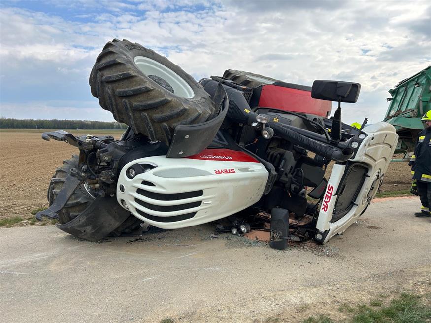 Wie dieser Traktor umfallen konnte, ist unklar. Die Bergung war jedenfalls ein ganz schöner Aufwand für die Feuerwehr.
