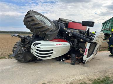 Wie dieser Traktor umfallen konnte, ist unklar. Die Bergung war jedenfalls ein ganz schöner Aufwand für die Feuerwehr.