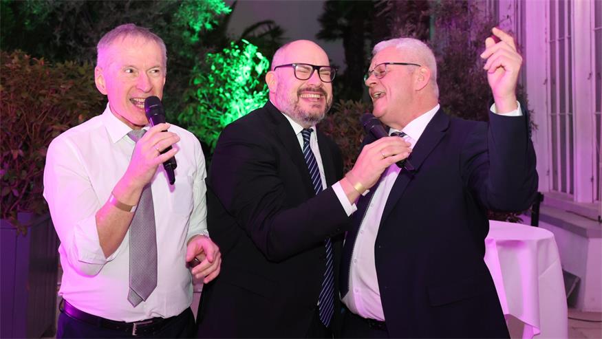 Wie jedes Jahr eröffnete Hausherr Thomas Steiner die Karaoke-Session.