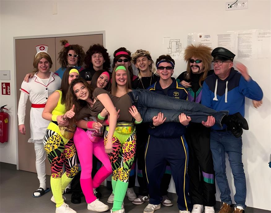 Wie sportlich die Gäste am Sportler-Gschnas des SV Leithaprodersdorf sind, wollte BVZ-Reporterin Isabella Wagner wissen - und wurde dabei auf Händen getragen.