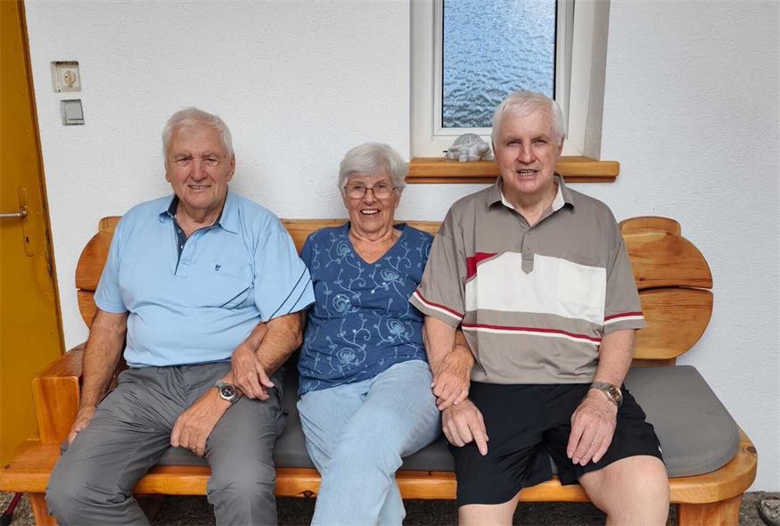 Wiedersehen nach vielen Jahren: Linda Kempf besuchte kürzlich ihre beiden jüngeren Brüder Ewald und Hans Jonser in Markt Allhau.