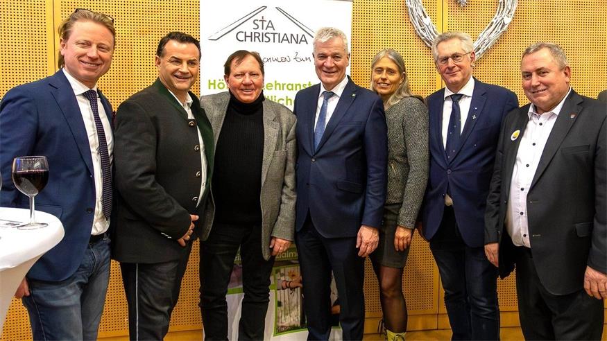 Wiesens Amtsleiter Christoph Kroyer, Wollfgang Lang, Wiesens Bürgermeister Matthias Weghofer, Landesrat Anton Kasser, Vizebürgermeisterin Sabina Doria, Bundesrat Martin Preineder und Bürgermeister Benhard Karnthaler beim Neujahrsempfang.
