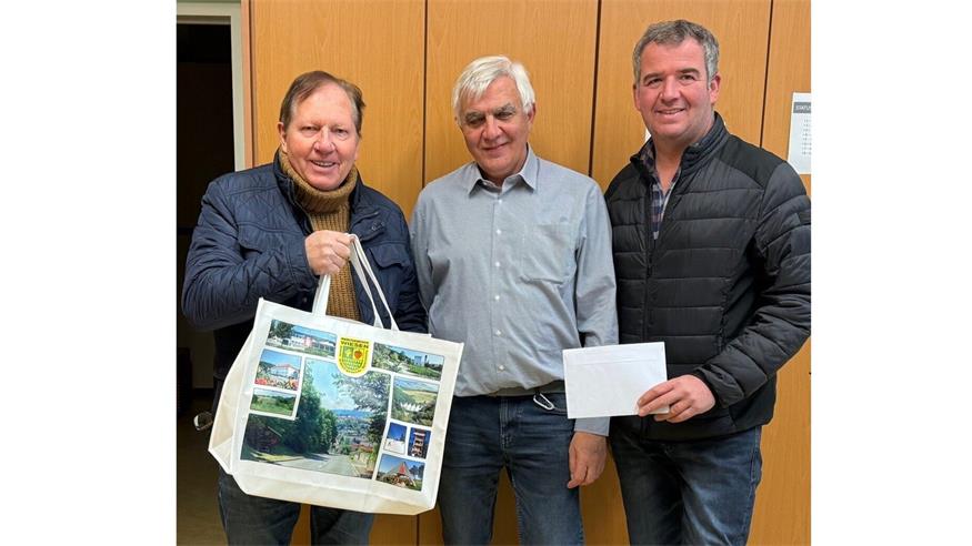 Wiesens Bürgermeister Matthias Weghofer, Jubilar Anton Kollerits und Vizebürgermeister Christoph Ramhofer.