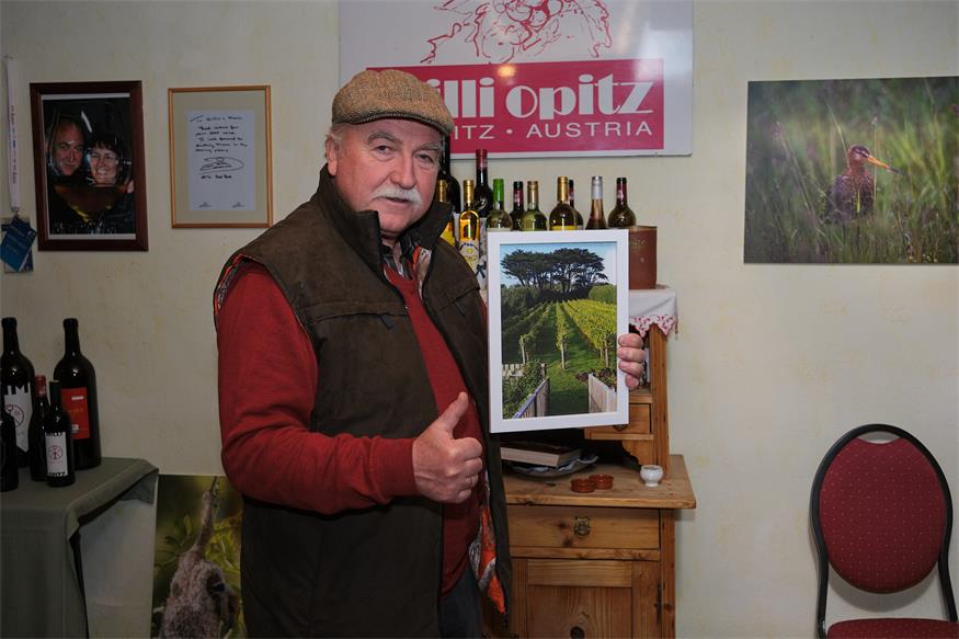 Willi Opitz präsentiert ein Bild vom Weingut im englischen Cornwall, das er betreut.