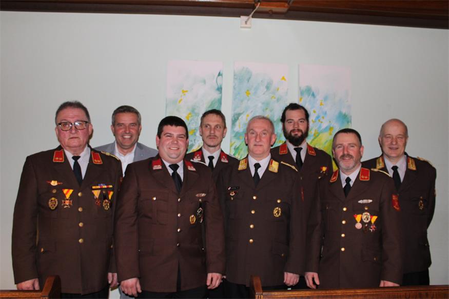 Willi Türk, Bürgermeister Ewald Bürger, Ortsvorsteher Stefan Wilfinger, Harald Heissenberger, Bezirkskommandantstellvertreter Kurt Kappel, Pilgersdorfs Kommandant Christian Schabl, Steinbachs Kommandant Jürgen Frühstück und Abschnittskommandant Josef Weber.