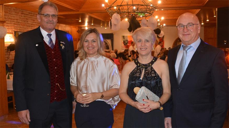 Willkommen. "MGV Frohsinn"-Obmann Josef Gress freute sich auch über den Besuch von Bürgermeisterin Bettina Zentgraf sowie Beatrix Leitner und Oswald Halwax (v.l.).