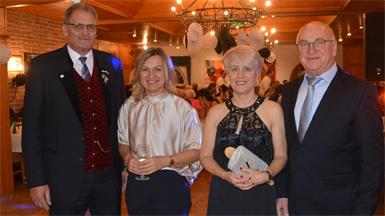 Willkommen. "MGV Frohsinn"-Obmann Josef Gress freute sich auch über den Besuch von Bürgermeisterin Bettina Zentgraf sowie Beatrix Leitner und Oswald Halwax (v.l.).