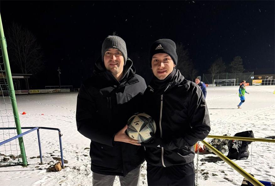 Willkommen in Halbturn. USV-Obmann Christian Graf (l.) begrüßte Neuzugang Daniel Ecker im winterlichen Schlosspark-Stadion.