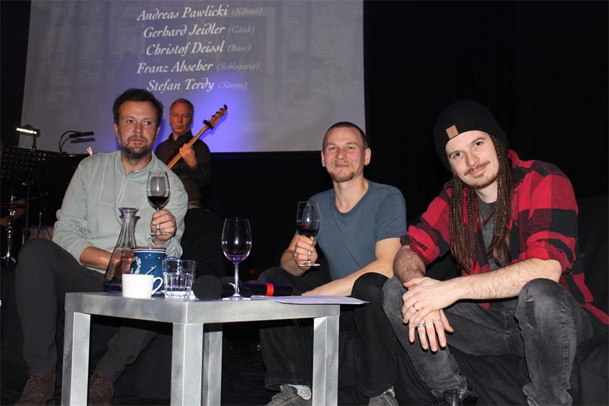 Winzer David Kerschbaum gemeinsam mit den Moderatoren Luka Zeichmann und Marco Blascetta bei „Jazz & Vino“ in der KUGA Großwarasdorf.
