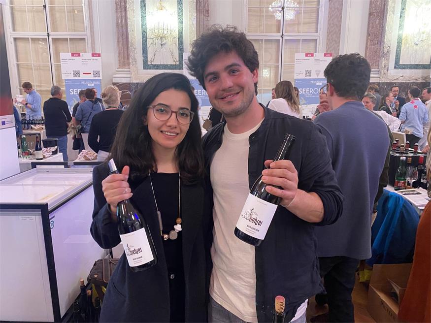Winzer Johannes Nehrer mit seiner Freundin Shakiba Talebi. 