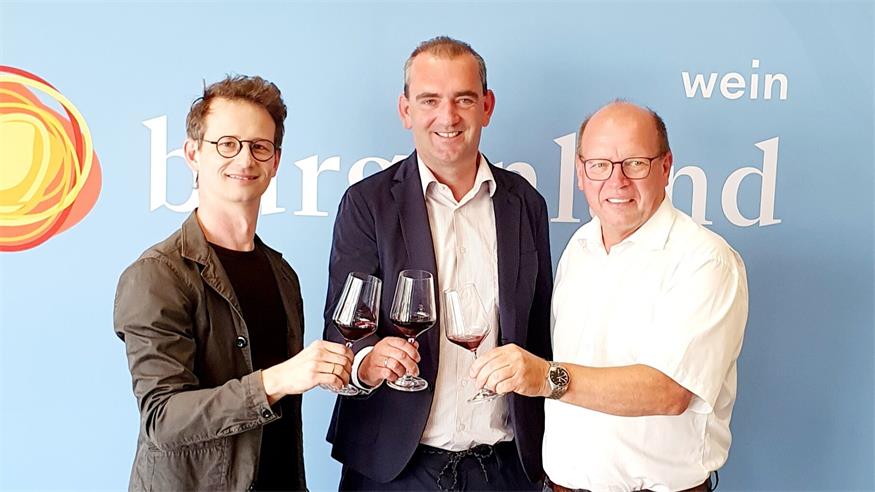 Winzer Leo Sommer, Wein Burgenland-Obmann Herbert Oschep und Weinbauverbands-Präsident Andreas Liegenfeld zeigen sich für den heurigen Jahrgang optimistisch.