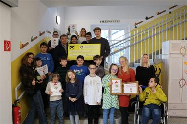 Winzer Maximilian Weiss überraschte die Allgemeine Sonderschule mit einem dicken Scheck. Der Erlös seines Online-Weinverkaufs ging an die Bildungseinrichtung in Frauenkirchen.